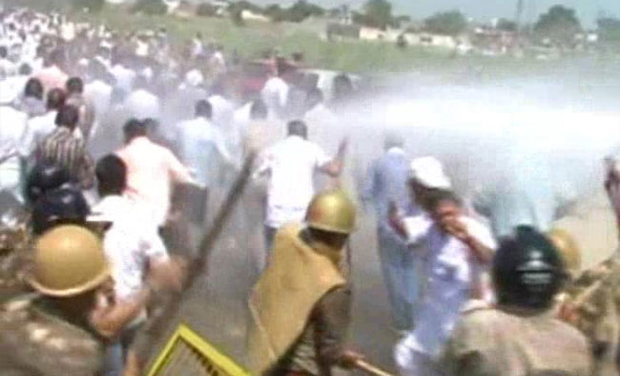 Protesters clashing with police (Photo: video grab) Protesters clashing with police (Photo: video grab)
